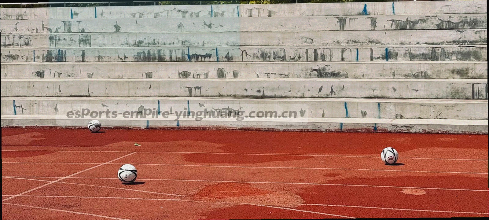 低角度拍摄的电竞场馆环形灯带与空座椅，冷调泛青，画面中没有人物